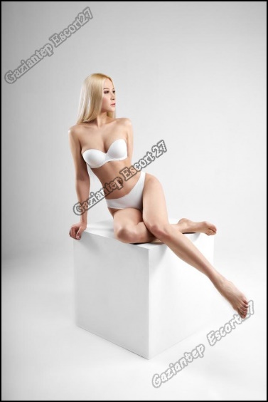 tecrübesiz rus escort pembe vajinasını sunuyor