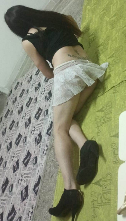 mini etekli travesti bayan