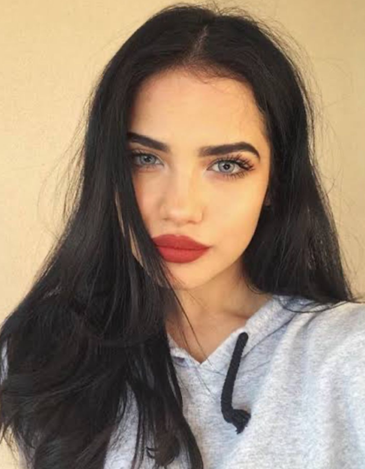 kırmızı rujlu escort