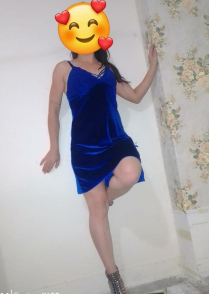 parlak kıyafet giyen escort
